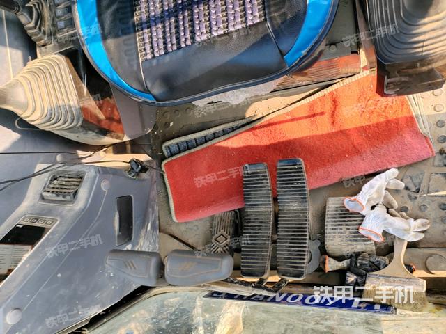 行走控制手柄和踏板?俯拍（駕駛室部分）