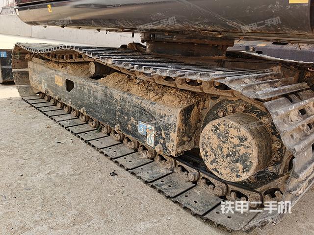 單側(cè)履帶整體(整機(jī)外觀) 單側(cè)履帶整體(整機(jī)外觀)