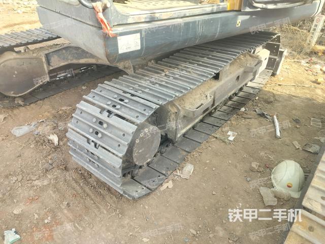 單側(cè)履帶整體(整機(jī)外觀) 單側(cè)履帶整體(整機(jī)外觀)