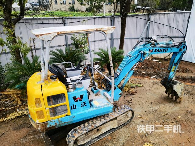 駕駛室頂部(整機(jī)外觀) 駕駛室頂部(整機(jī)外觀)