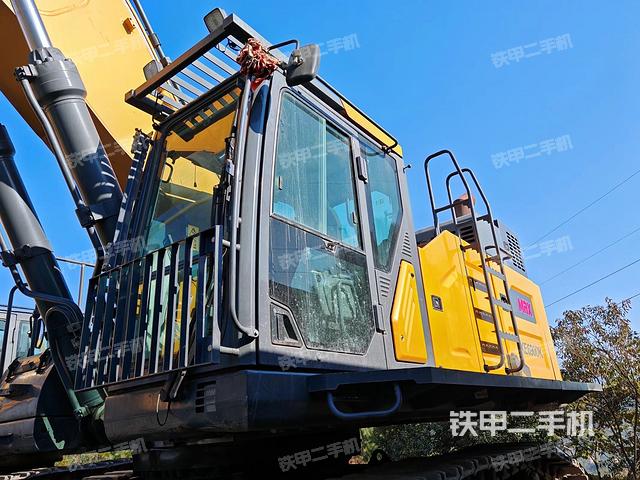 駕駛室整體(整機(jī)外觀) 駕駛室整體(整機(jī)外觀)