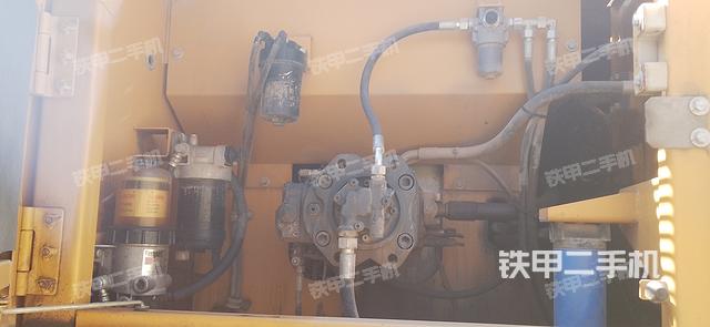 液壓泵艙室正面整體（整機外觀）