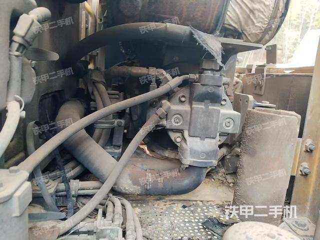 液壓泵艙室正面整體（整機外觀）