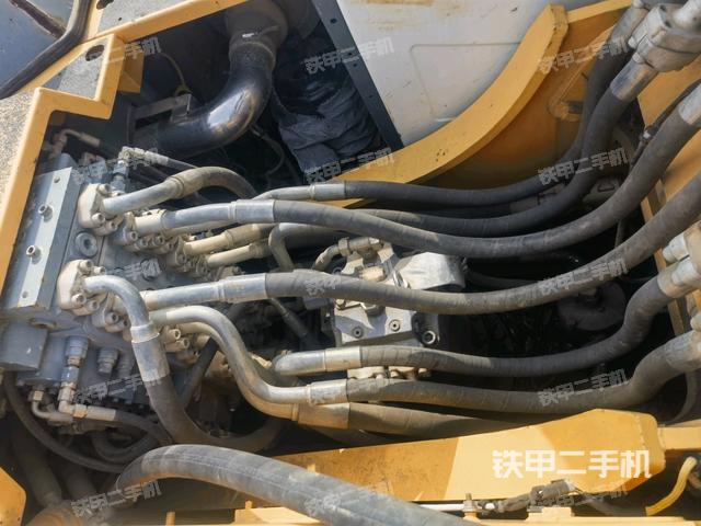 回轉(zhuǎn)馬達(dá)和主控閥（整機(jī)外觀）