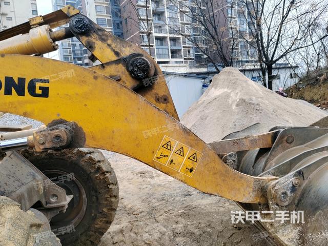 鏟斗油缸側(cè)面（工作裝置）