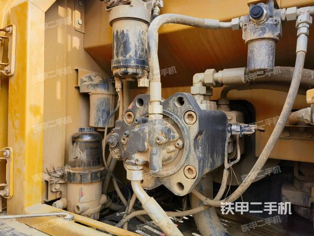 液壓泵艙室正面整體(整機外觀) 液壓泵艙室正面整體(整機外觀)