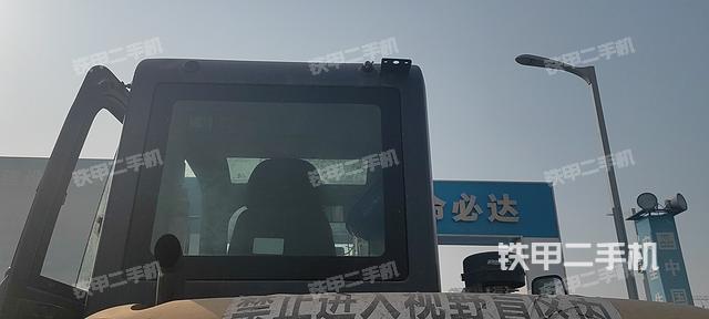 駕駛室頂部(整機(jī)外觀) 駕駛室頂部(整機(jī)外觀)