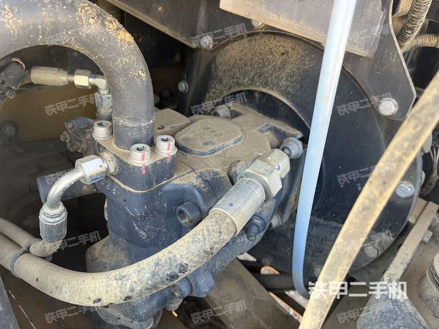 液壓泵艙室正面整體（整機外觀）