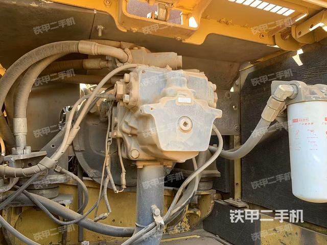 液壓泵艙室正面整體(整機外觀) 液壓泵艙室正面整體(整機外觀)