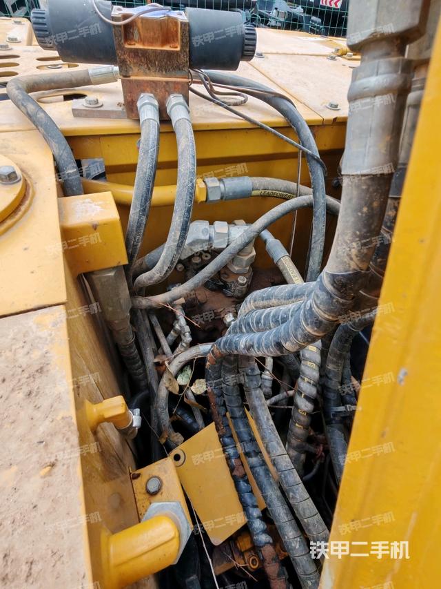 回轉(zhuǎn)馬達(dá)和主控閥（整機(jī)外觀）