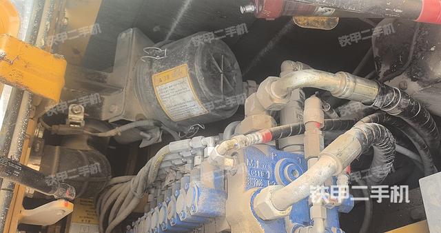 回转马达和主控阀（整机外观）