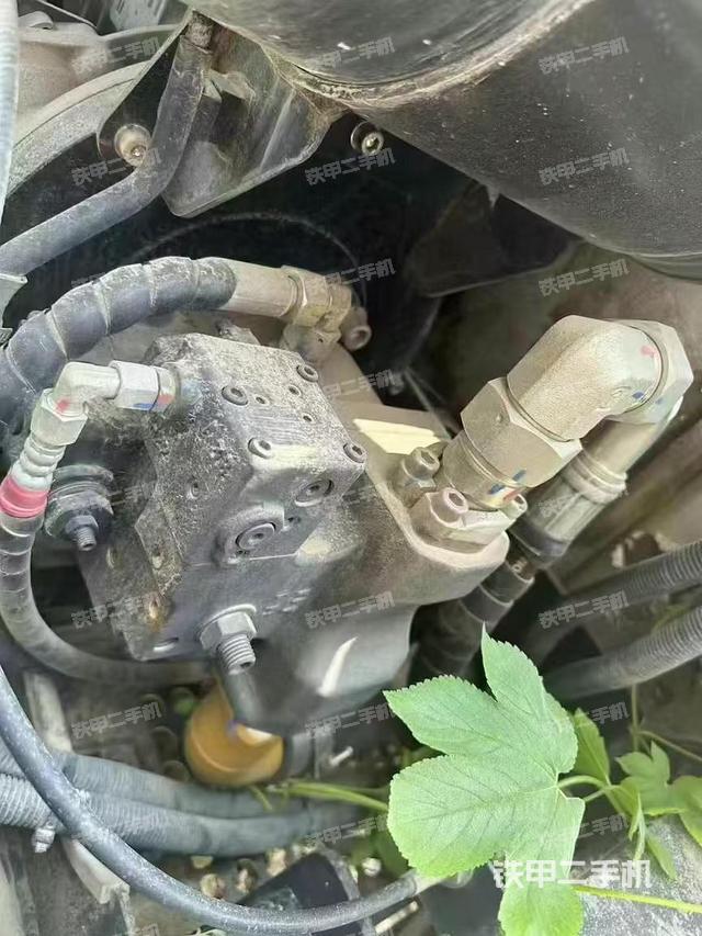 液壓泵艙室正面整體(整機(jī)外觀) 液壓泵艙室正面整體(整機(jī)外觀)