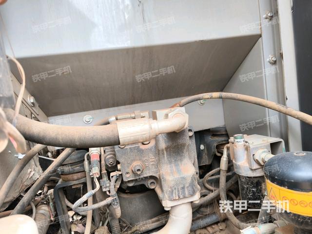 液壓泵艙室正面整體（整機外觀）