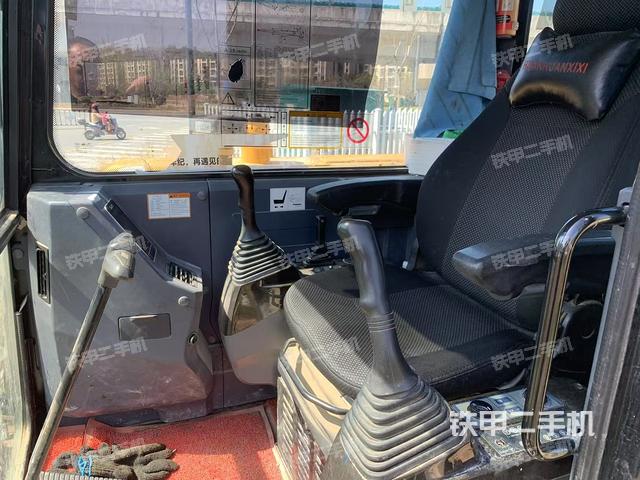 駕駛室整體(整機外觀) 駕駛室整體(整機外觀)