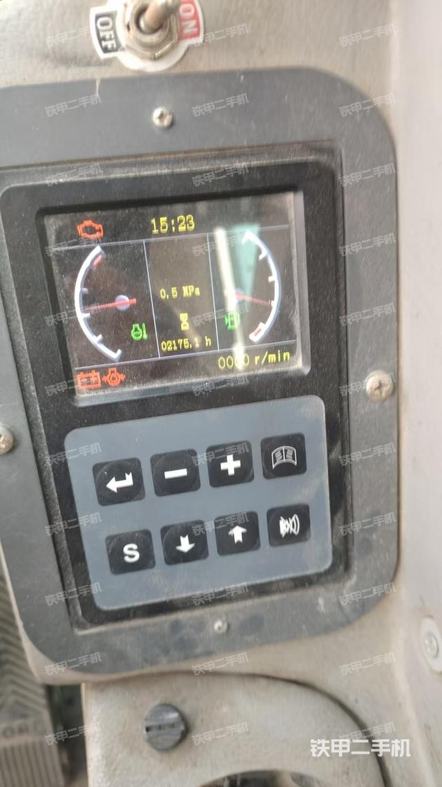 駕駛室整體(整機外觀) 駕駛室整體(整機外觀)