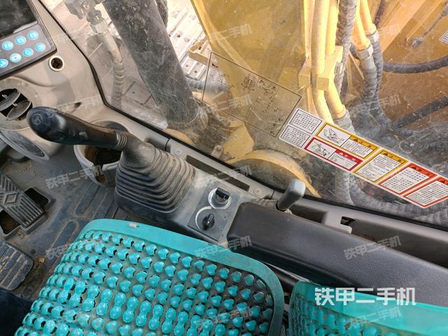 座椅右側(cè)控制臺/鑰匙門/油門/含右手柄(駕駛室部分) 座椅右側(cè)控制臺/鑰匙門/油門/含右手柄(駕駛室部分)