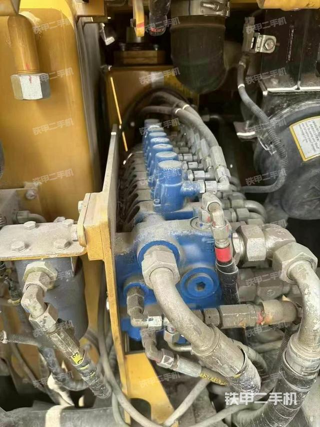 回轉(zhuǎn)馬達(dá)和主控閥(整機(jī)外觀) 回轉(zhuǎn)馬達(dá)和主控閥(整機(jī)外觀)