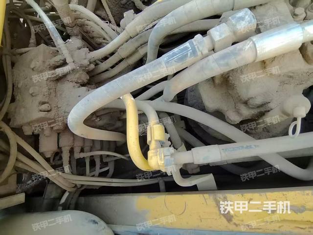 回轉(zhuǎn)馬達(dá)和主控閥(整機(jī)外觀) 回轉(zhuǎn)馬達(dá)和主控閥(整機(jī)外觀)