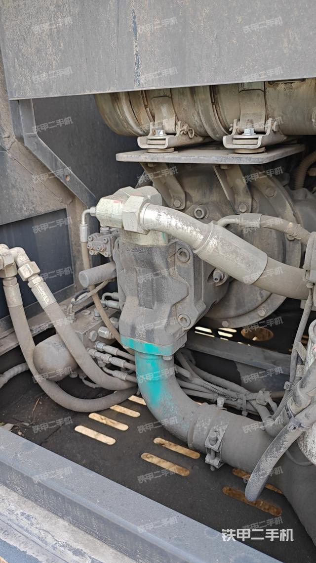 液压泵舱室正面整体（整机外观）