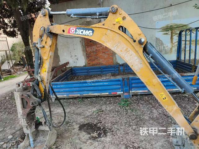 回轉(zhuǎn)馬達(dá)和主控閥（整機(jī)外觀）