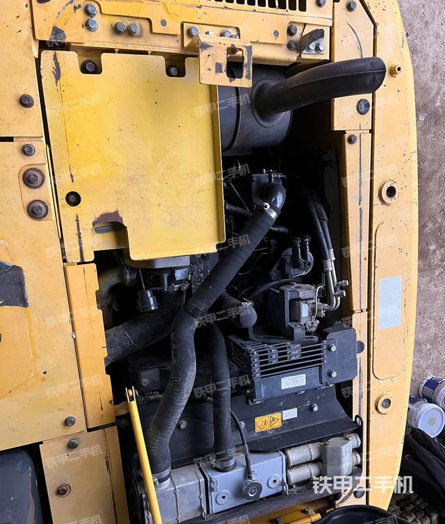 回轉(zhuǎn)馬達(dá)和主控閥(整機(jī)外觀) 回轉(zhuǎn)馬達(dá)和主控閥(整機(jī)外觀)