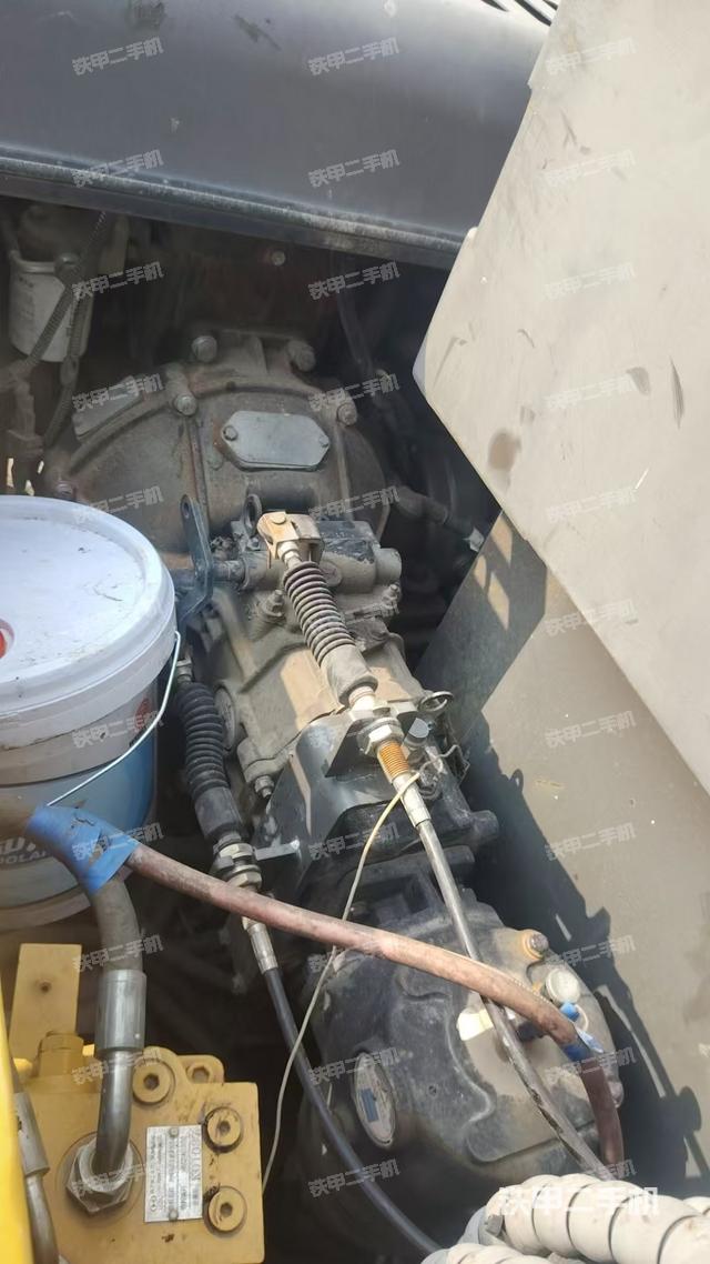 液壓泵艙室正面整體(整機外觀) 液壓泵艙室正面整體(整機外觀)