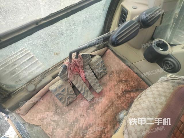 行走控制手柄和踏板?俯拍(駕駛室部分) 行走控制手柄和踏板?俯拍(駕駛室部分)