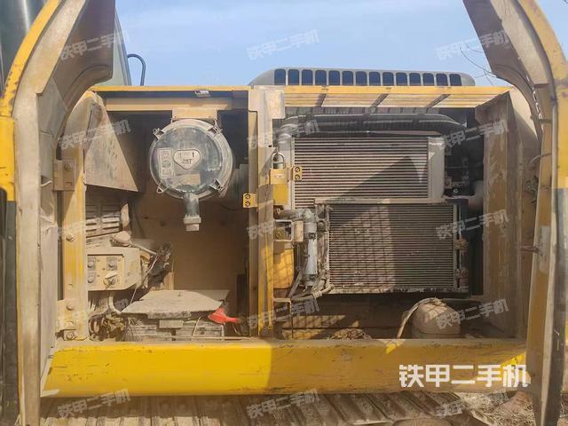 液压泵舱室正面整体（整机外观）