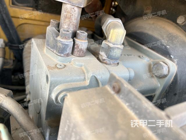 液壓泵艙室正面整體（整機外觀）