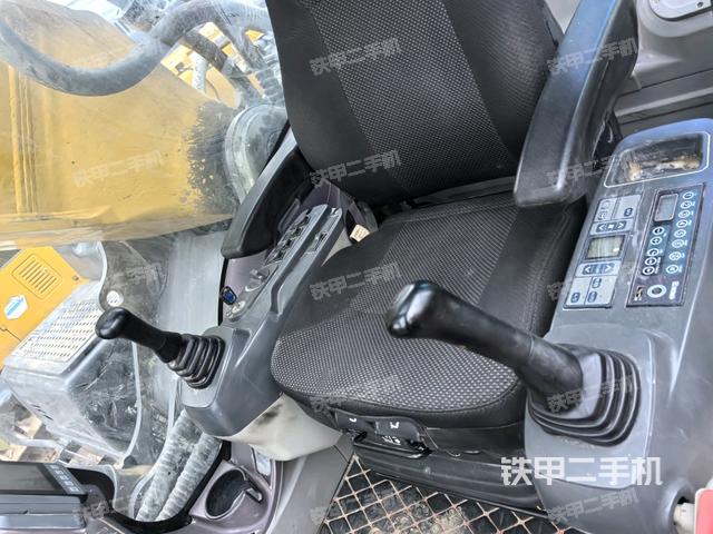 行走控制手柄和踏板?俯拍(駕駛室部分) 行走控制手柄和踏板?俯拍(駕駛室部分)