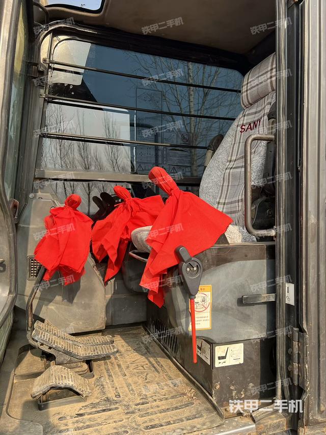 駕駛室頂部（整機外觀）