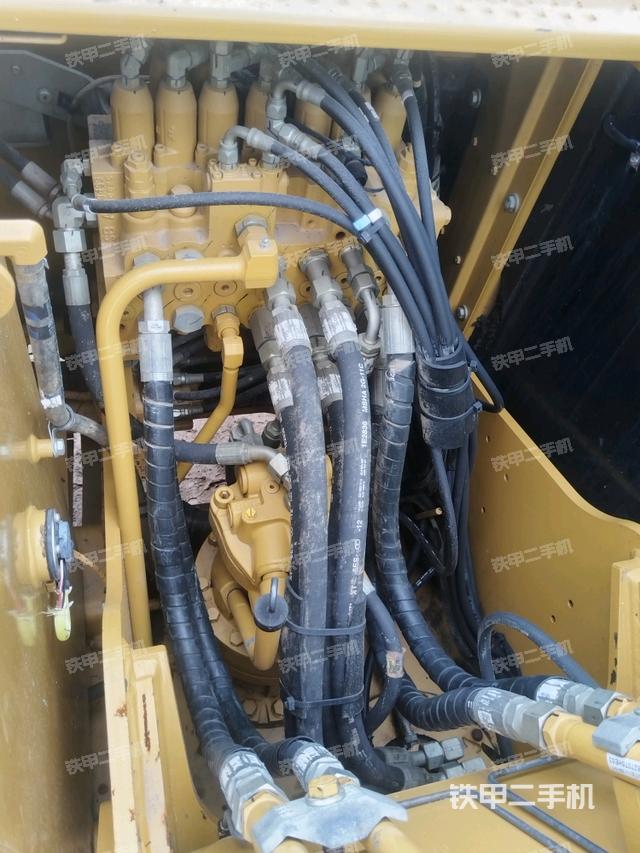 回轉(zhuǎn)馬達(dá)和主控閥（整機(jī)外觀）