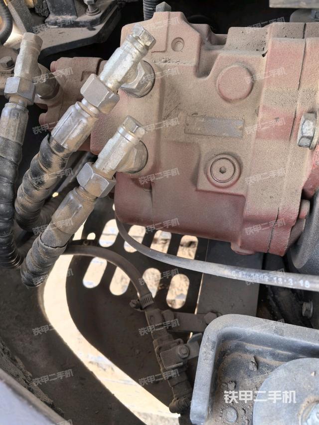 液壓泵艙室正面整體(整機外觀) 液壓泵艙室正面整體(整機外觀)