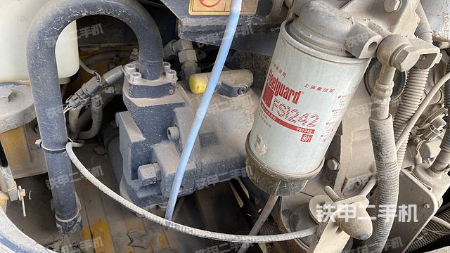 液压泵舱室正面整体（整机外观）