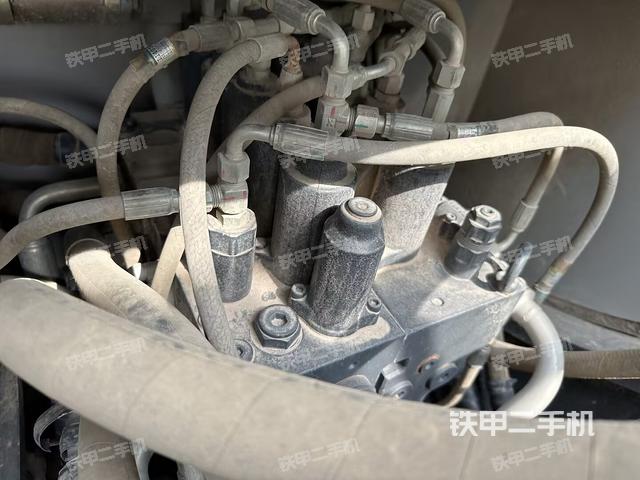 駕駛室頂部(整機(jī)外觀) 駕駛室頂部(整機(jī)外觀)