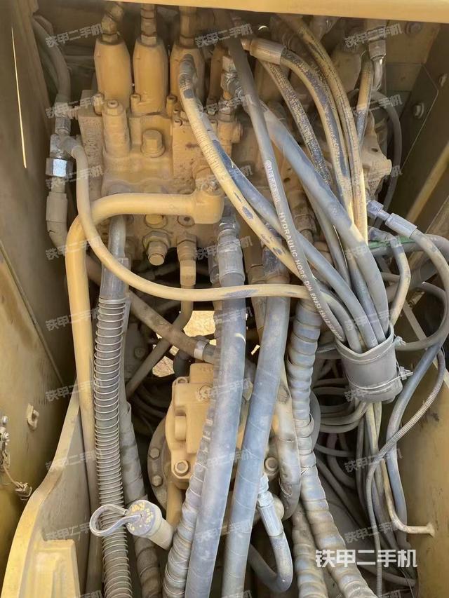 回轉(zhuǎn)馬達(dá)和主控閥(整機(jī)外觀) 回轉(zhuǎn)馬達(dá)和主控閥(整機(jī)外觀)