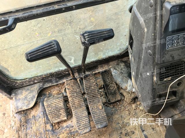 行走控制手柄和踏板?俯拍（駕駛室部分）