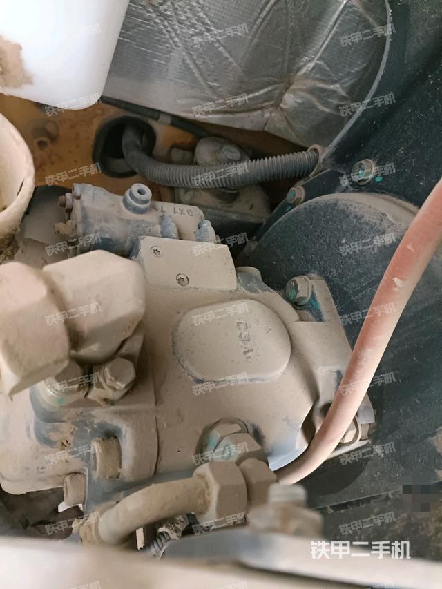 液壓泵艙室正面整體（整機外觀）