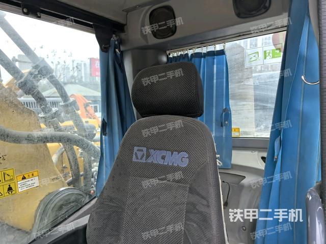 行走控制手柄和踏板?俯拍（駕駛室部分）