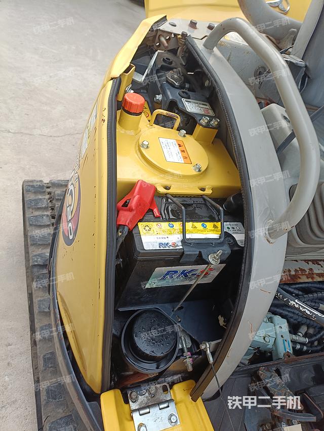 液压泵舱室正面整体（整机外观）