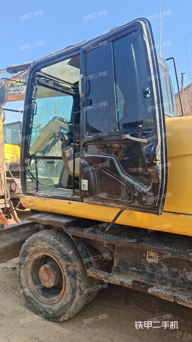 駕駛室頂部(整機(jī)外觀) 駕駛室頂部(整機(jī)外觀)