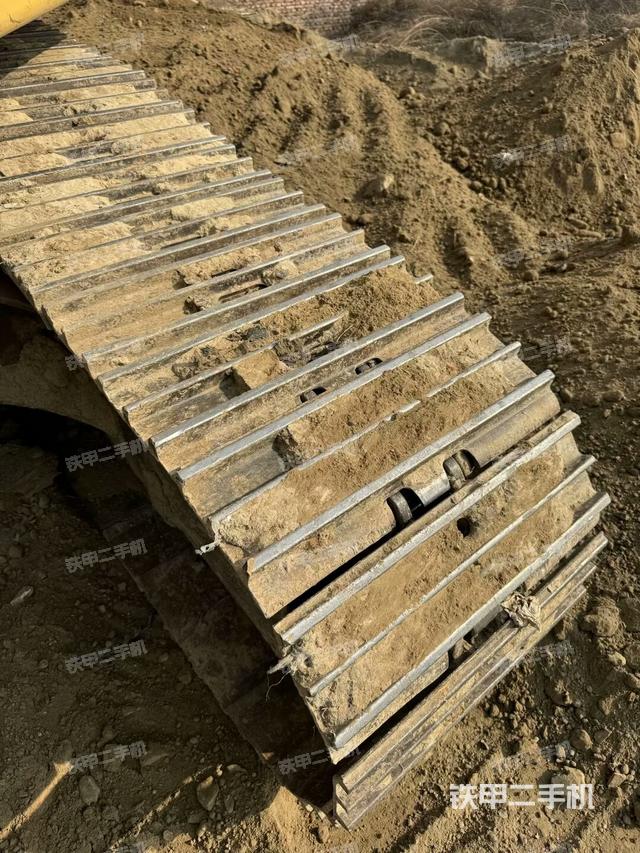 單側(cè)履帶整體(整機(jī)外觀) 單側(cè)履帶整體(整機(jī)外觀)