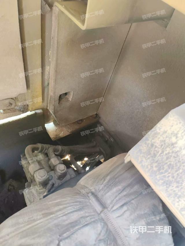 回转马达和主控阀（整机外观）