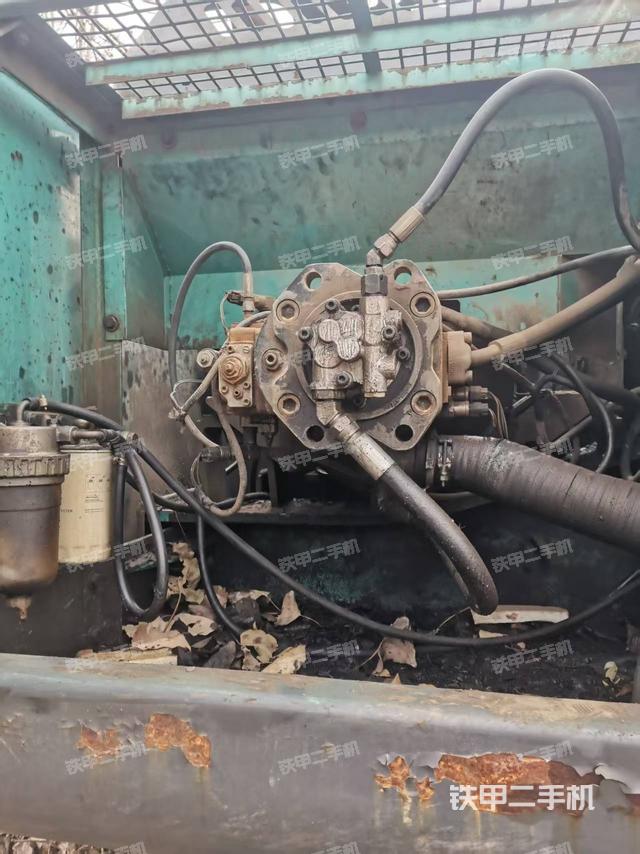 液壓泵艙室正面整體(整機(jī)外觀) 液壓泵艙室正面整體(整機(jī)外觀)