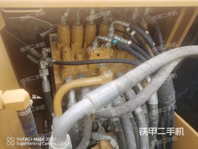 回轉(zhuǎn)馬達和主控閥(整機外觀) 回轉(zhuǎn)馬達和主控閥(整機外觀)