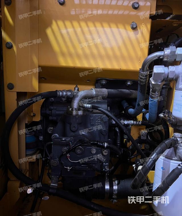 液壓泵艙室正面整體(整機(jī)外觀) 液壓泵艙室正面整體(整機(jī)外觀)