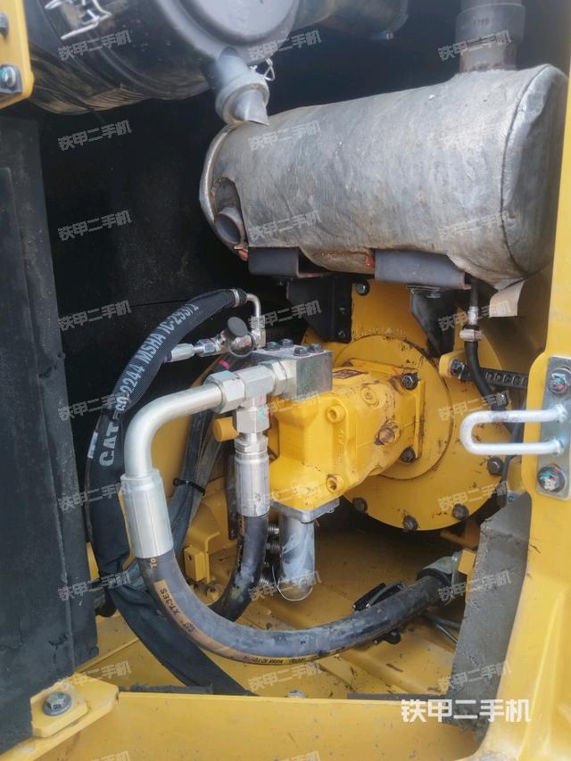 液壓泵艙室正面整體（整機外觀）