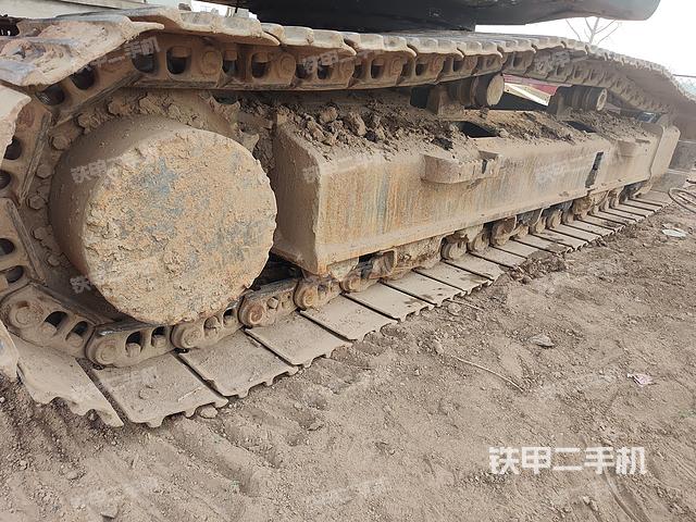 單側(cè)履帶整體(整機(jī)外觀) 單側(cè)履帶整體(整機(jī)外觀)
