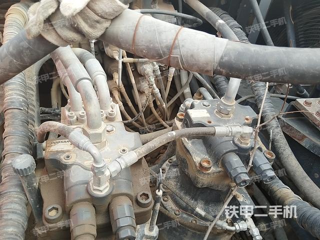 回转马达和主控阀（整机外观）