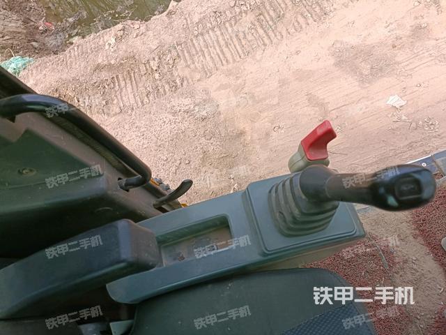 座椅左側控制臺/音響/含左手柄(駕駛室部分) 座椅左側控制臺/音響/含左手柄(駕駛室部分)